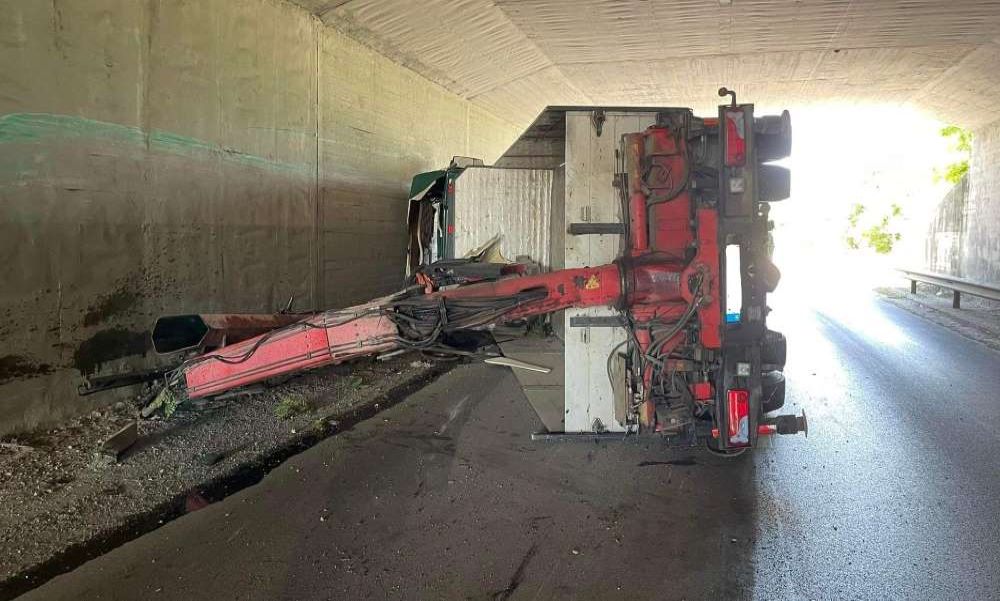 Elveszítette karját a kamionos, aki felborult Páty és Biatorbágy között – Fotók