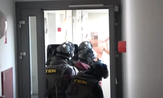 Lecsapott a TEK: kommandósok vitték el a Váradi Roma Café énekesének 17 éves fiát