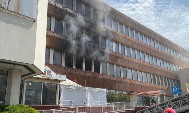 Kigyulladt a 18. kerületi polgármesteri hivatal, bútorok égtek az épületben