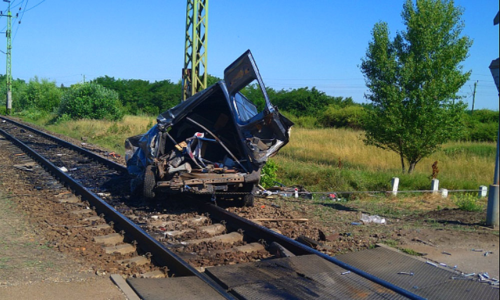 Meghalt egy 17 éves fiatal férfi, miután a tilos jelzés ellenére a sínekre hajtott Ceglédnél: járműve a szegedi IC-vel ütközött