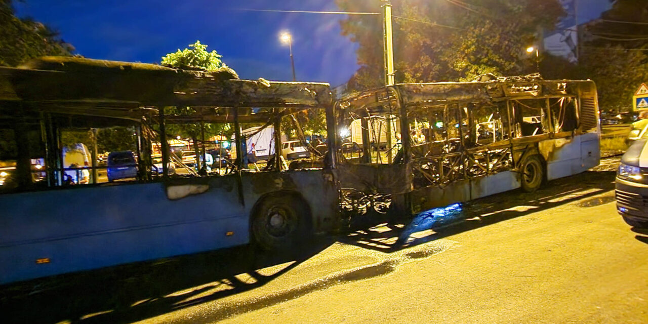 Az embereknek menekülniük kellett: teljesen kiégett egy busz a 19. kerületben – sokkoló fotók