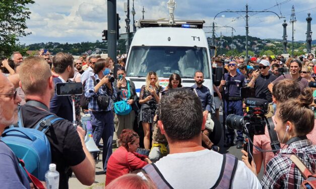 „Az egyik rendőrt kétszer fejberúgta, a másiknak az egyenruháját rángatta” – Elkészült a KATA-tüntetés rendőrségi mérlege