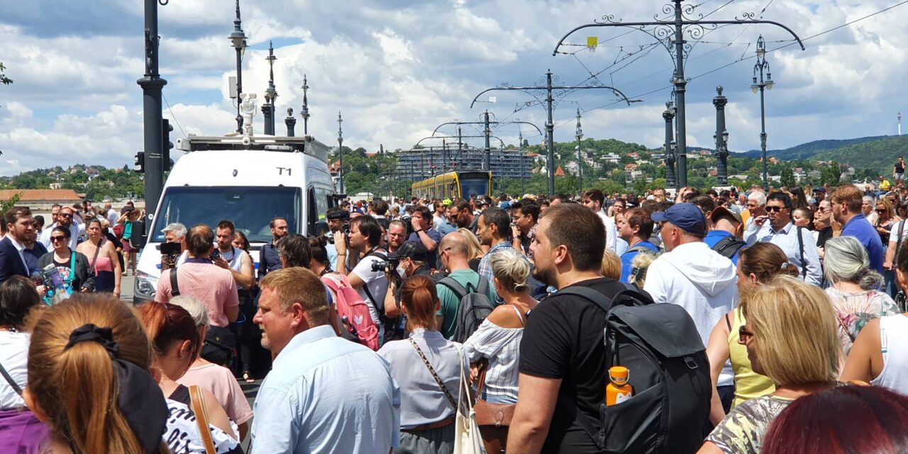 Hétfőn reggel megbénulhat Budapest: újabb tüntetést szerveznek a Margit híd pesti hídfőjéhez, az új katatörvény és a rezsicsökkentés-csökkentése miatt vonulnak az utcára