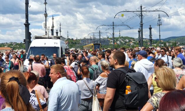 Tüntetés Budapesten: több BKK járat nem közlekedik a belvárosban, a Margit híd és a Szent István körút is le van zárva