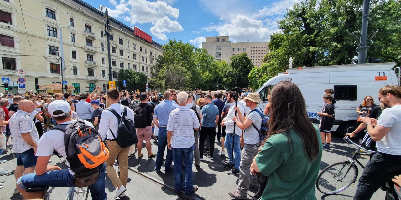 Az új KATA-tervezet ellen tüntetnek Budapesten – Ellenzéki politikusok is a helyszínen, a demonstrálók elfoglalták a Margit hidat