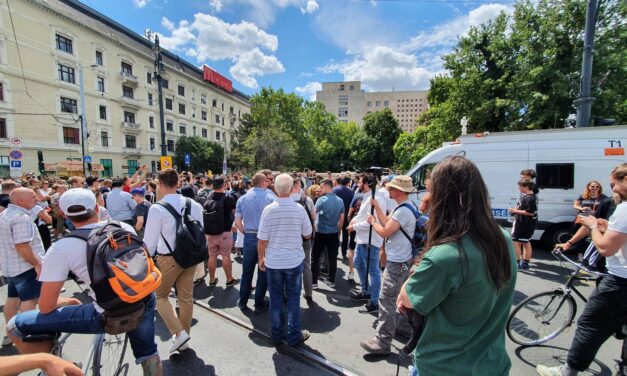 Az új KATA-tervezet ellen tüntetnek Budapesten – Ellenzéki politikusok is a helyszínen, a demonstrálók elfoglalták a Margit hidat