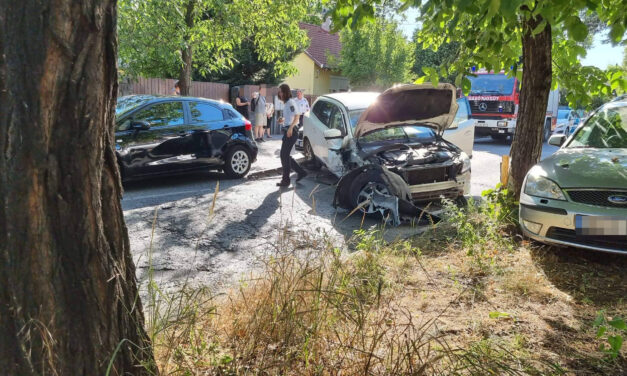 Három autó rohant egymásba Csepelen – Fának csapódott egy Volvo és miután visszapattant két másik kocsit is letarolt – Fotók a helyszínről