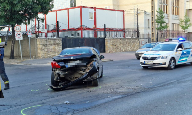 Fékezés nélkül hajtott bele a Peugeot hátuljába a Hyundai a 10. kerületben – fotók a helyszínről