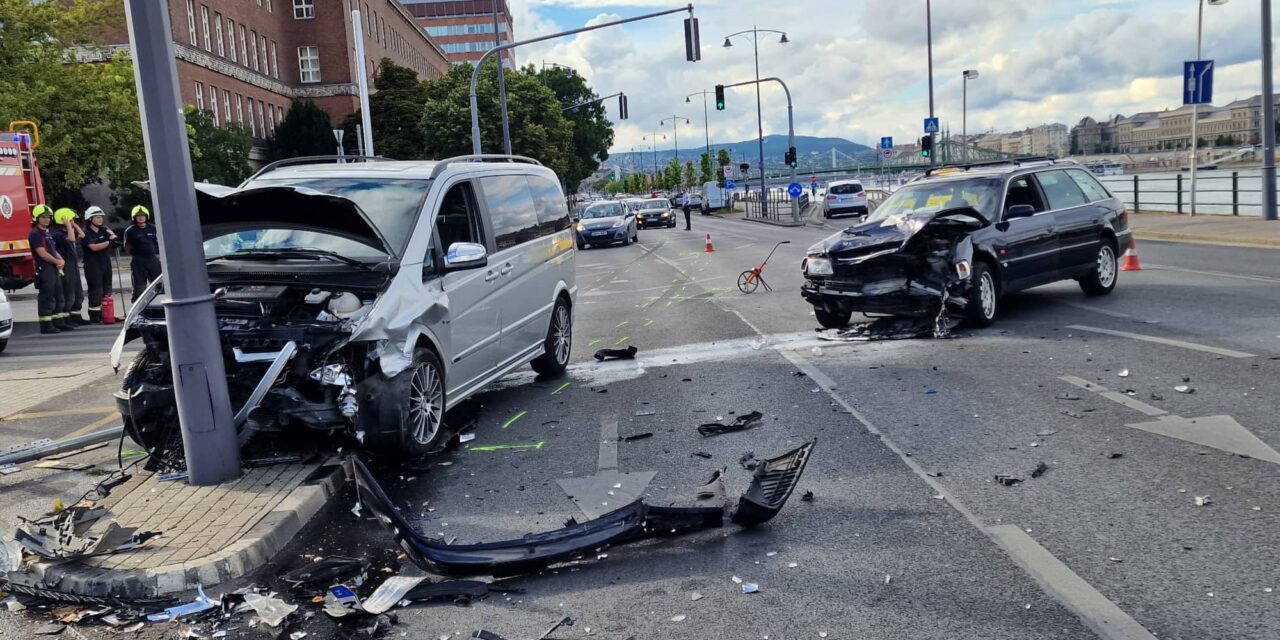 Hatalmas csattanás Budapesten: hiába próbálta meg az audis elrántani a kormányt, a nagy sebességgel érkező Mercedes belerohant – Fotók a helyszínről