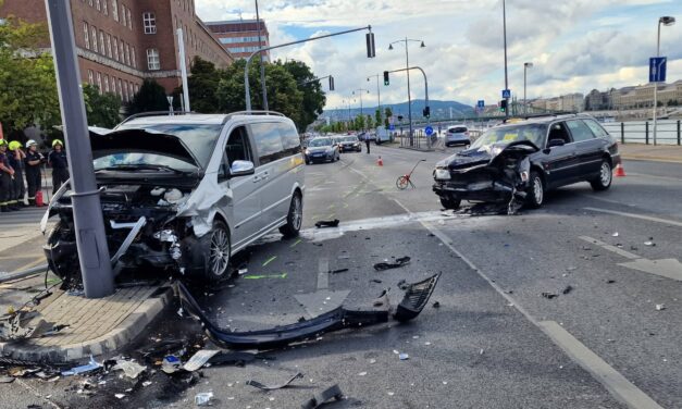 Hatalmas csattanás Budapesten: hiába próbálta meg az audis elrántani a kormányt, a nagy sebességgel érkező Mercedes belerohant – Fotók a helyszínről
