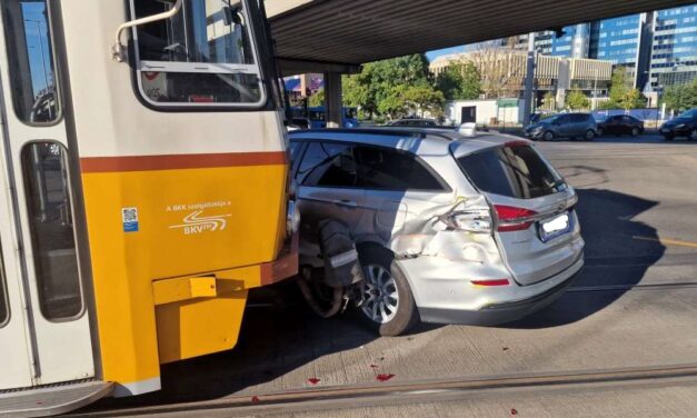 Nem vette észre a villamost – Villamos és egy Ford ütközött a Göncz Árpád városközpontnál – helyszíni fotók