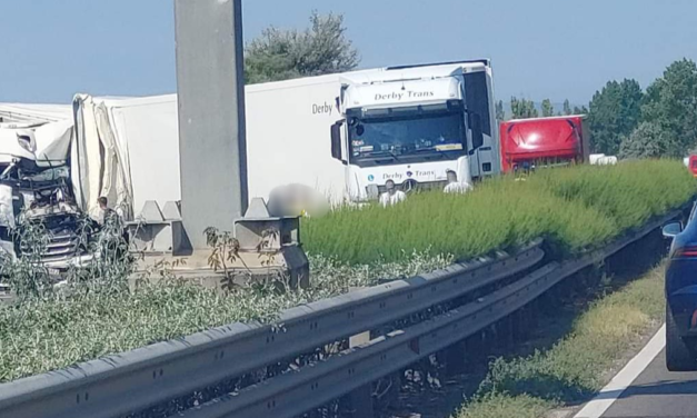 MEGHALT a sofőr, kilátátalanul hosszú dugó az M1-esen, két kamion ütközött Zsámbéknál, Tatabányáig áll a sor