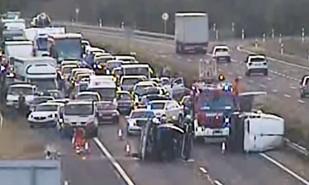 Brutális baleset az M3-as autópályán, F1-pilótának képzelte magát a sofőr – videó a botrányos előzésről