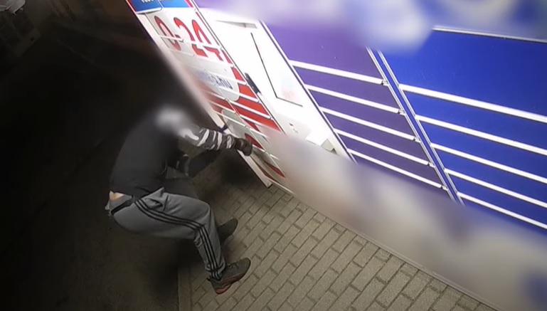 Egyik csomagautomatát törte fel a másik után ez a férfi Budapseten, még a saját rendeléseit is lenyúlta – videó