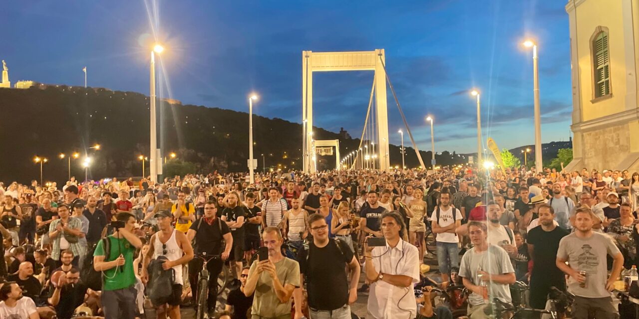 Ismét lezárták az Erzsébet hidat a kata ellen tüntetők, a BKK járatai terelve közlekednek