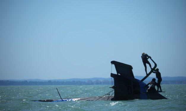 Balatonalmádinál elsüllyedt egy agyonhájpolt hajó a Kékszalag vitorlásversenyen
