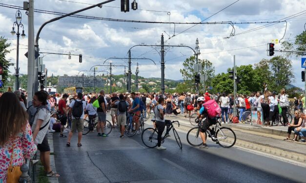 Beavatkozott a rendőrség a Margit hídnál, oszlatják a spontán tüntetést