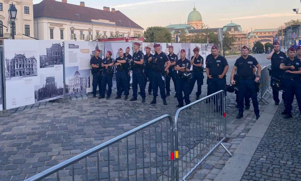 A rendőrök már elállták az utat a Sándor palotáig – Újabb tüntetés a KATA-módosítás ellen, miután a köztársasági elnök aláírta a törvényt