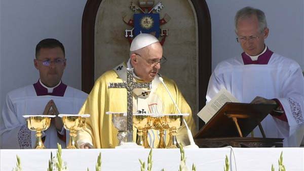 Az egoizmus és a közöny gumifaláról beszélt Húsvétkor Ferenc pápa, közben Budapesten Erdő Péter bíboros a látszólagos kudarcokat hozta szóba