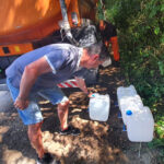„Egy hete lötty! 5 literes fazékból öblítjük a vécét” – mondta egy solymári férfi, aki 3000 ezer emberrel együtt naponta sorban áll a vízért