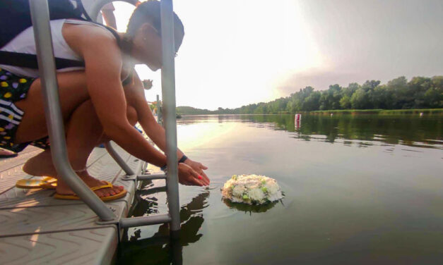 “Nyugodj békében Dani” – a tragédia helyszínén emlékeztek a vízbe fulladt 22 éves őrmesterre a budapesti rendőrök, vízre engedett koszorúval gyászolják Kupai Dánielt