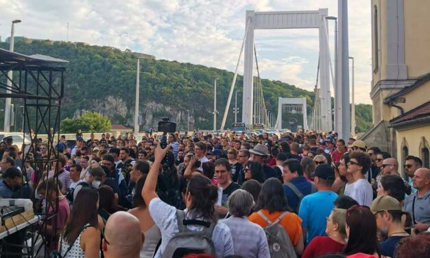 Közlekedési káosz Budapesten: szerda délután tüntetés miatt lezárják az Erzsébet hidat, több kerületben pedig filmet forgatnak