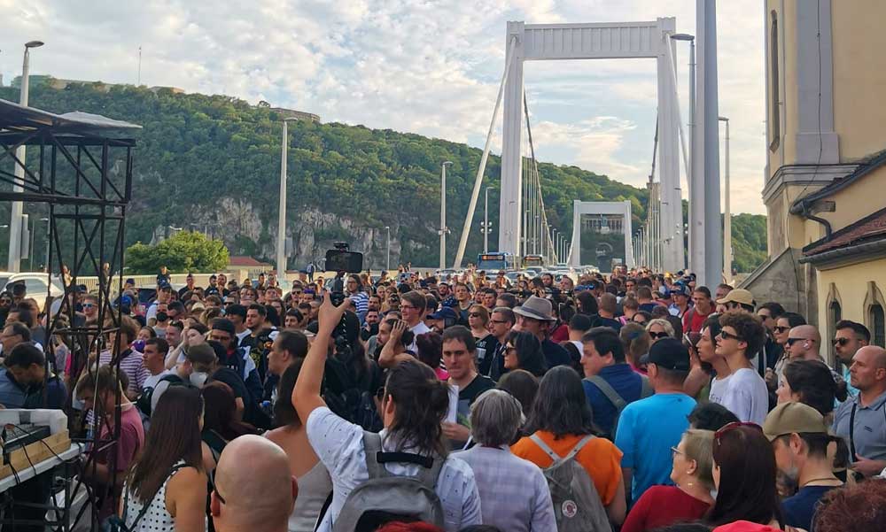 Közlekedési káosz Budapesten: szerda délután tüntetés miatt lezárják az Erzsébet hidat, több kerületben pedig filmet forgatnak
