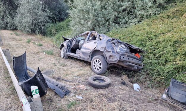 Árokba csapódott egy autó az M1-esen, mentőhelikopter érkezett a baleset helyszínére – Fotók