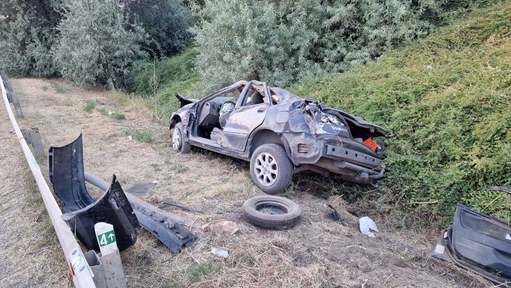 Árokba csapódott egy autó az M1-esen, mentőhelikopter érkezett a baleset helyszínére – Fotók