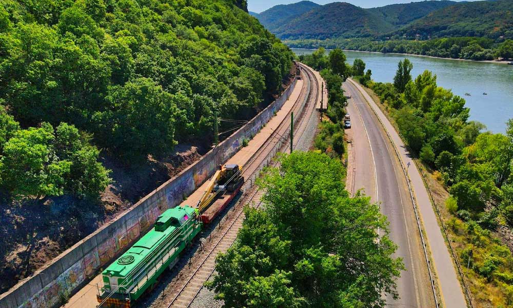 Elsodorta a földcsuszamlás a vasúti síneket a Dunakanyarban, most mégis elindul a közlekedés az érintett szakaszon