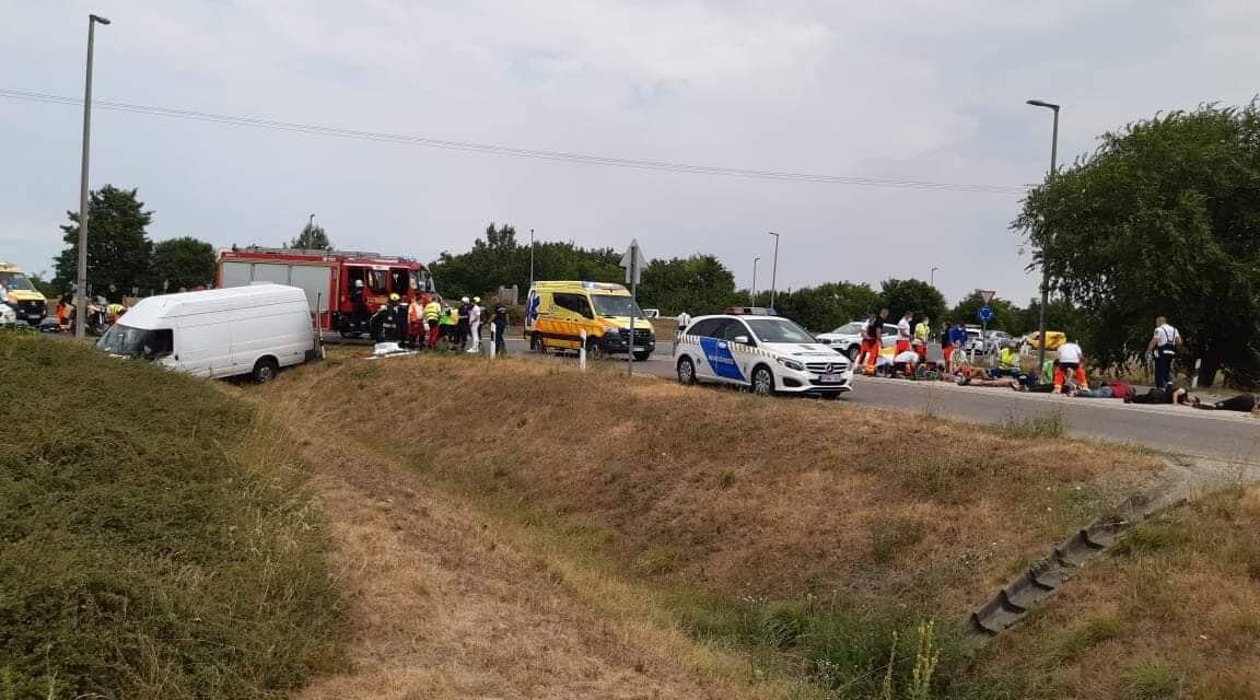 Hatalmas baleset történt Monor felé, egy migránsokat szállító kisbusz karambolozott – Mentők és mentőhelikopter is a helyszínen – Fotók