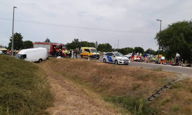 Hatalmas baleset történt Monor felé, egy migránsokat szállító kisbusz karambolozott – Mentők és mentőhelikopter is a helyszínen – Fotók