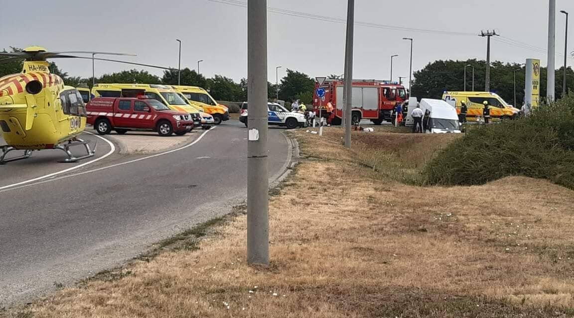Autós üldözés Monornál: egy szolgálati autót is lezúzott a felelőtlen sofőr, aztán az árokba csapódott – Rengeteg a súlyos sérült