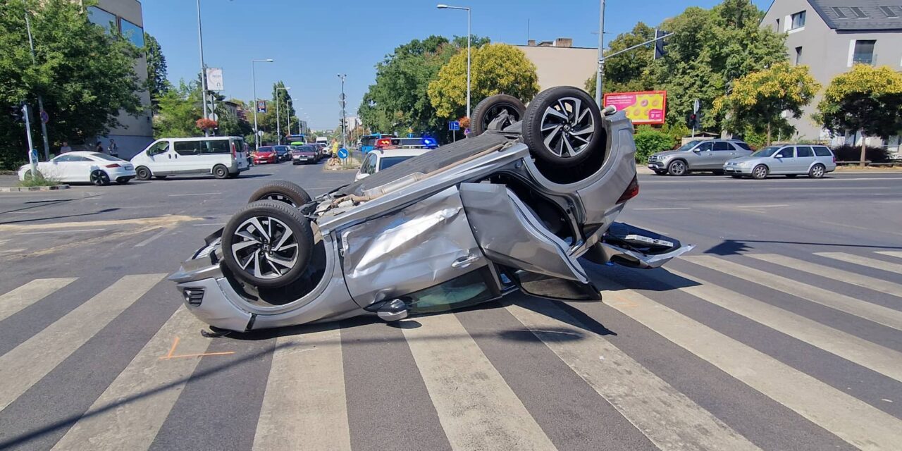 Felborult egy Honda a 11. kerületben, miután az oldalába rohant egy Opel – Súlyos sérült is van – Fotók a helyszínről