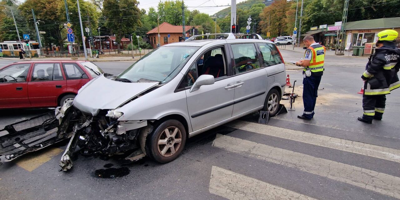 Hármas és ötös karambol is történt az M7-esen, Budapesten a Szent János kórháznál két autó csapódott egymásba – fotók