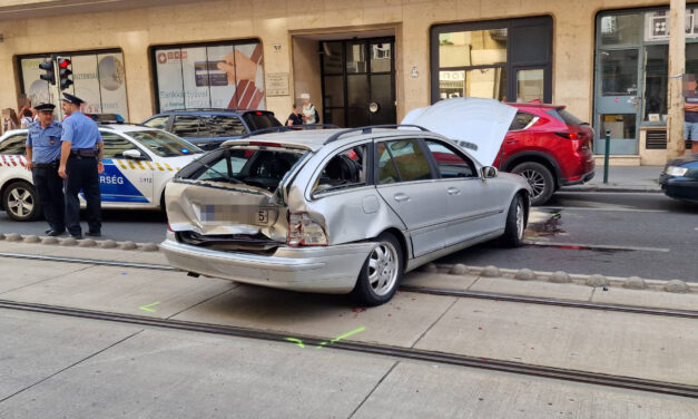 Csúnya baleset a 2. kerületben: luxus limuzin elé lökte a villamos a szabálytalankodó Mercedest – fotók a helyszínről