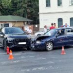 Megismétlődött a szombati baleset – ismét összeütközött két autó a Szent János kórháznál – helyszíni fotók