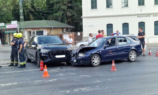 Megismétlődött a szombati baleset – ismét összeütközött két autó a Szent János kórháznál – helyszíni fotók