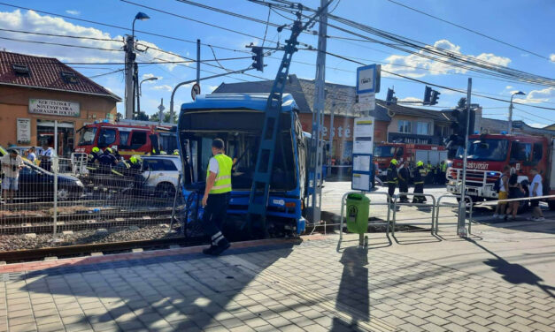 Súlyos baleset az Üllői úton, busszal ütközött egy autó, 12 ember megsérült, tudatmódosító szert használhatott a vétkes sofőr – Fotók