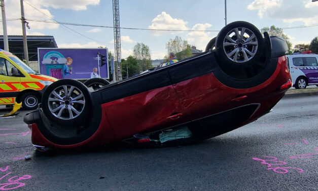 Feje tetejére állt a szép új Mazda, kórházba vitték a Szigetre siető lányokat – Fotók