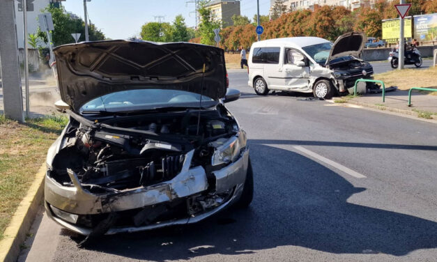 Kiszakadt a kereke az autónak, kirobbantak a légzsákok – Durva karambol a Rákos-patak mellett
