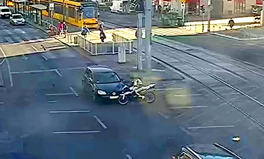 Pirosra váltott lámpán hajtott át az autós, elgázolt egy motorost az Üllői úton – Videó