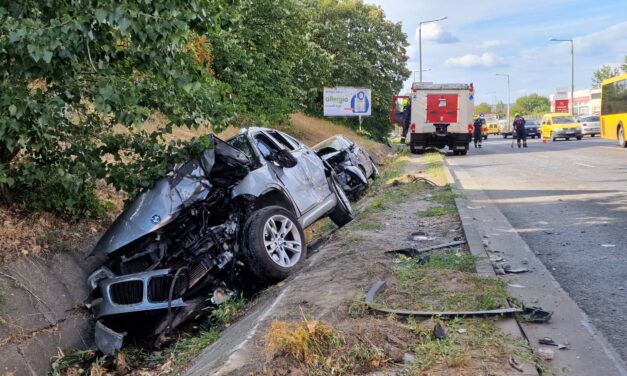 Árokba repült a BMW és az Opel, a Cordoba pörgött, nyergesvonató okozhatott balesetet a Bécsi úton