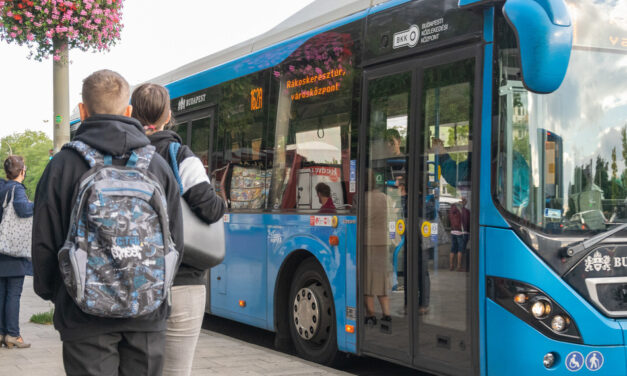 Több jegytípust is megszüntethet a BKK, még drágább lehet majd a reptéri buszon utazni