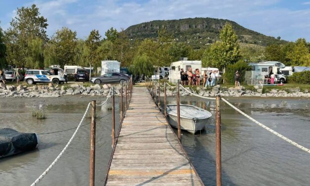 A Balatonba fulladt egy 2,5 éves kislány, a kisgyermek a gumimatracról csúszott a vízbe