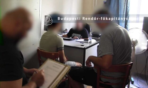 Elfogták a fiatalokat, akik rátámadtak egy nőre a hármas villamoson – videó