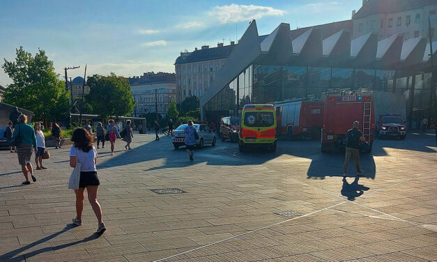 Elgázolt egy embert a 2-es metró a Széll Kálmán téri megállóban, az utasokat pótlóbuszok szállítják