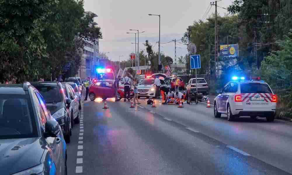 Motorossal ütközött egy Mazda az Árpád fejedelem útján – A motor utasa súlyosan sérült