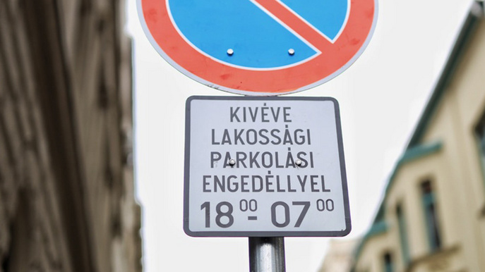 Ismerni kell a KRESZ-táblákat, kioktatta a parkolásügyben duzzogó Horváth Évát Terézváros polgármestere