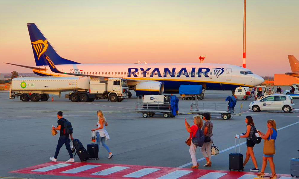 „Megfizetjük, persze a jegyárakba építve” – A Ryanair vezére és a kormány is ellenzi a 18. kerületi repülőjegyadót – A kormányhivatal is vizsgálódik